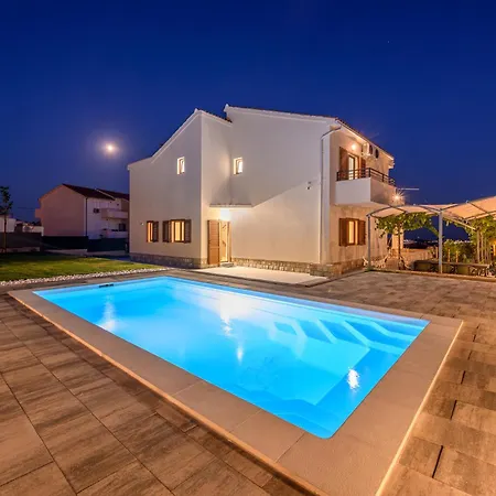 Botanica Near Split - Heated Pool And Garden Villa *