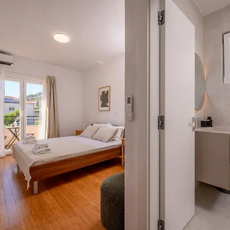 Botanica Near Split - Heated Pool And Garden *